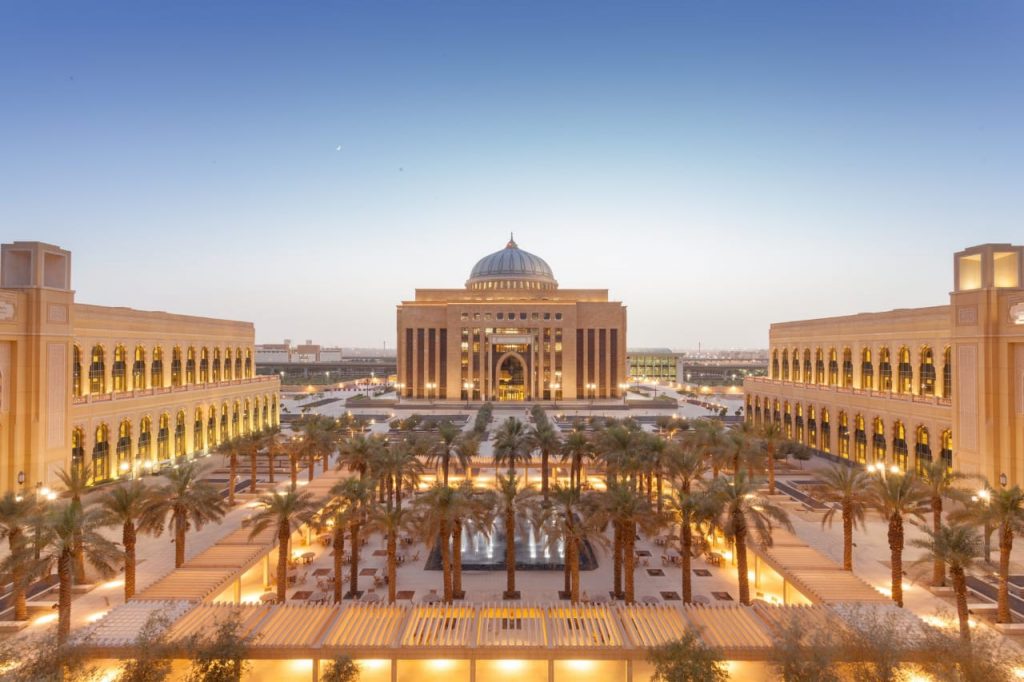 جامعة الأميرة نورة تطلق برنامجًا تدريبيًا مهنيًا للطالبات في مجال التجميل