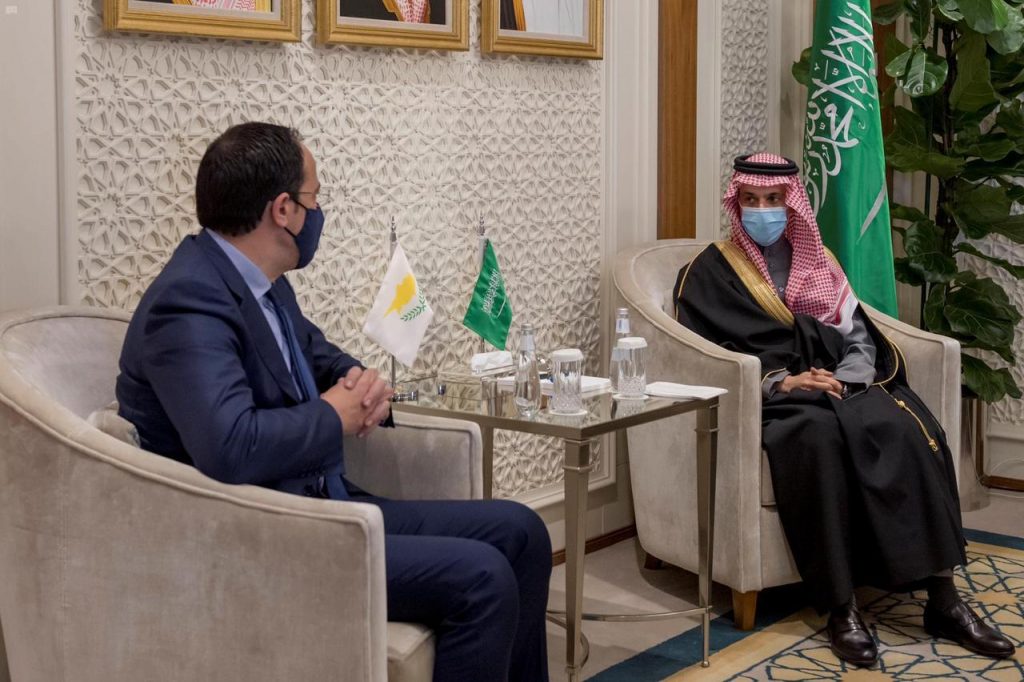سمو وزير الخارجية يستقبل وزير خارجية قبرص