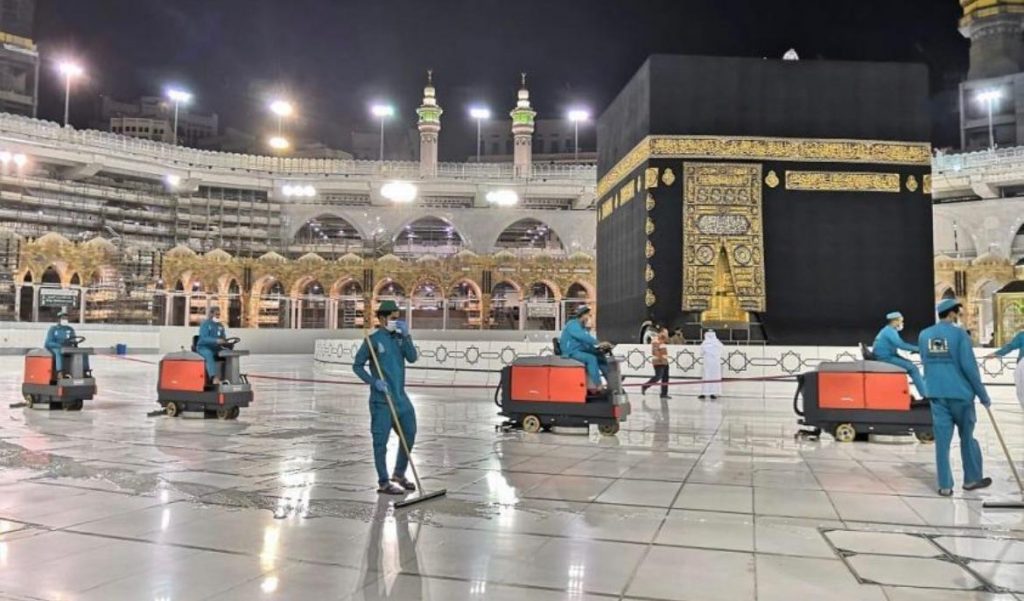 شؤون الحرمين تباشر أعمال تنظيف وتعقيم سطح الكعبة المشرفة