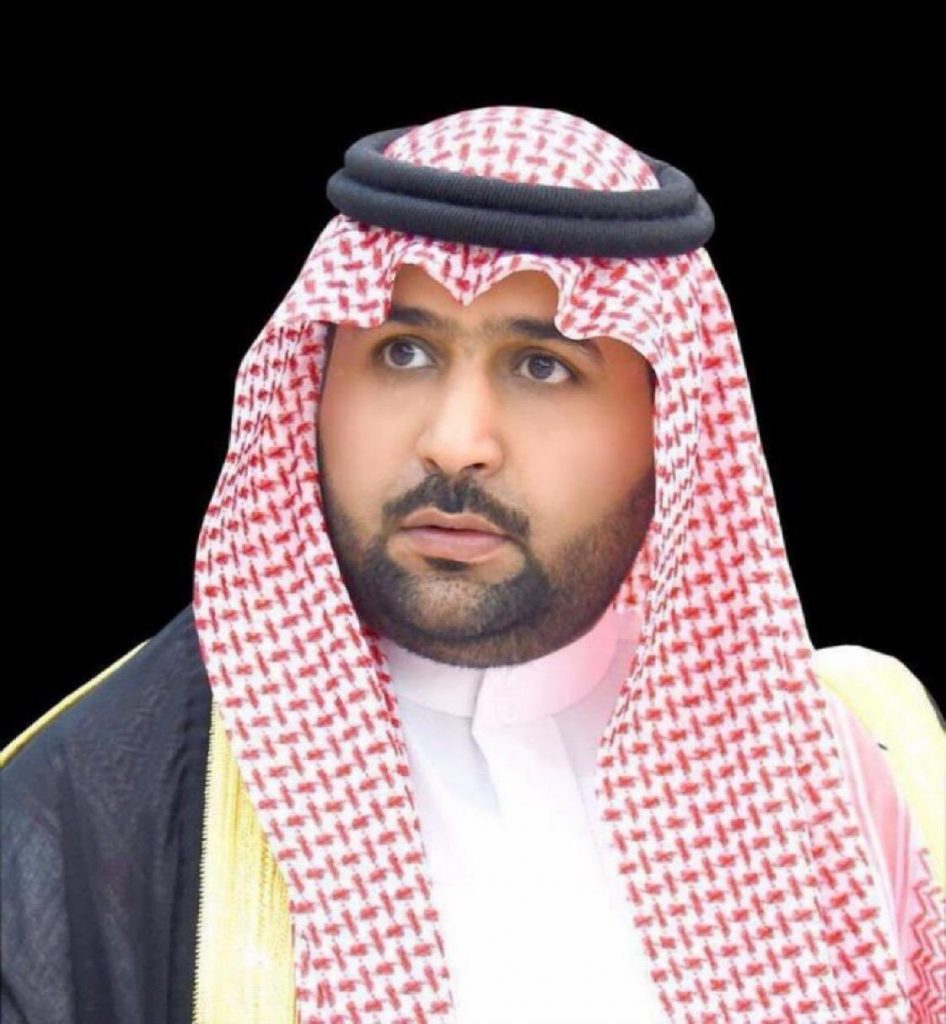 سمو الأمير محمد بن عبدالعزيز يطمئن على صحة شيخ شمل قبائل آل خالد
