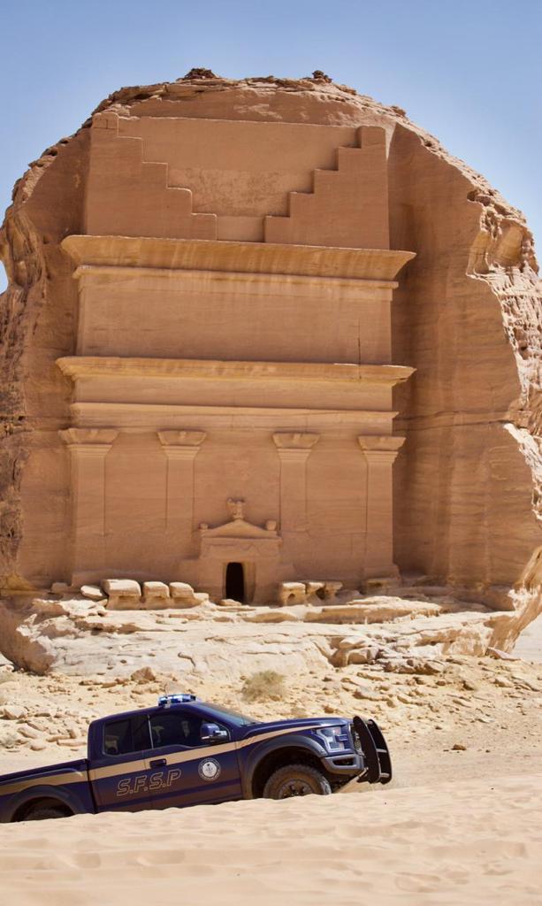 القوات الخاصة للأمن والحماية تضبط (8) مخالفين لنظام البيئة لاستغلالهم الرواسب في منطقة تبوك