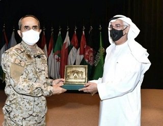 كلية القيادة والأركان للقوات المسلحة تستضيف محافظ البنك المركزي السعودي .