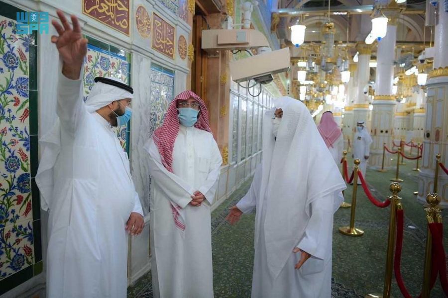 الرئيس العام لشؤون الحرمين يتفقد الإجراءات الوقائية بالمسجد النبوي ويطلع على تقنيات جهاز “الروبوت الذكي”
