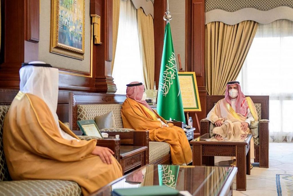 سمو أمير منطقة المدينة المنورة يلتقي رئيس مؤسسة البريد السعودي .
