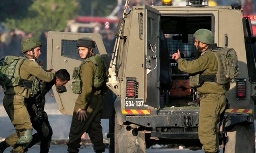 قوات الاحتلال تعتقل ثمانية فلسطينيين