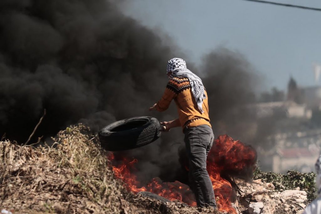 إصابة عدد من الفلسطينيين بالرصاص والعشرات بالاختناق جراء قمع قوات الاحتلال مسيرة بيت دجن شرق نابلس