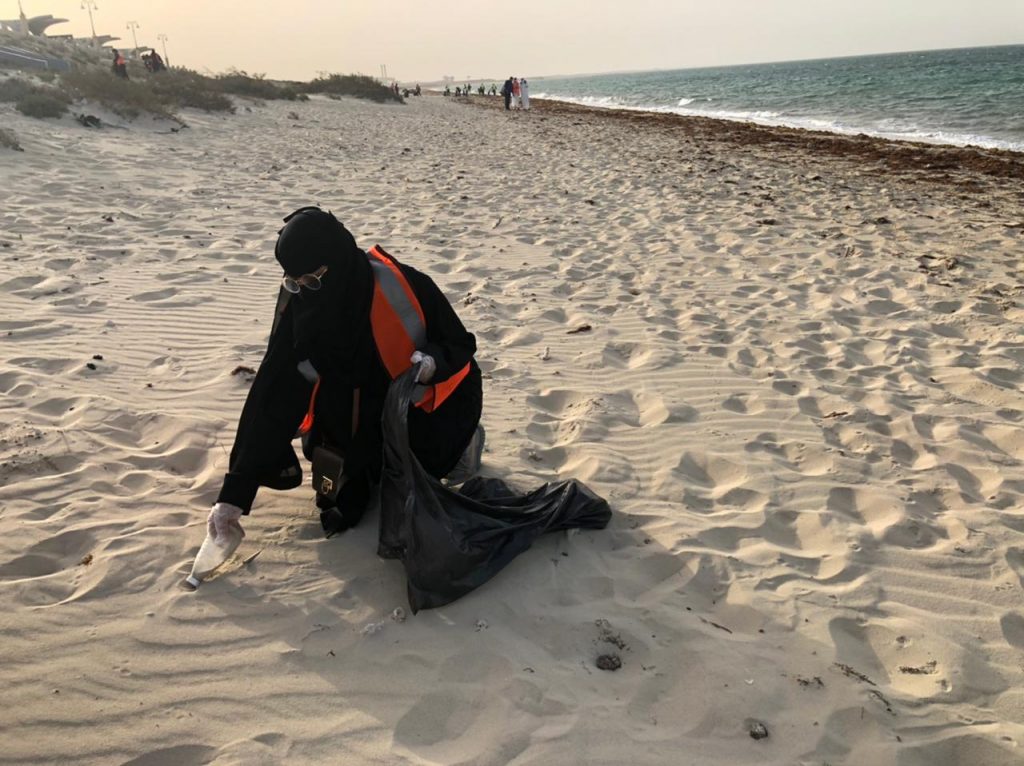 بلدية الخفجي: استمرار مبادرة ” شيل كيستك ونظف ديرتك ” بكورنيش المحافظة للشهر الثالث