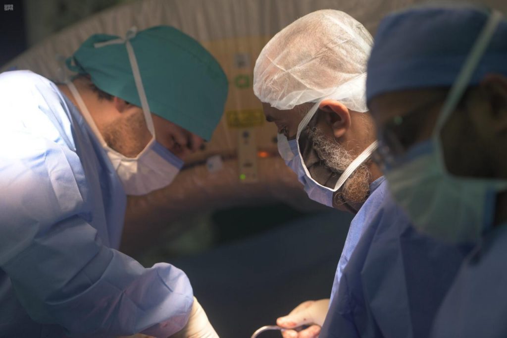 مدينة الملك عبد الله الطبية بالعاصمة المقدسة تجري 60 عملية للعمود الفقري بتقنية المنظار الدقيق