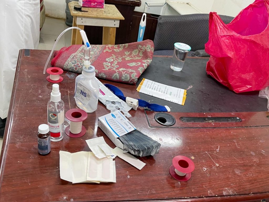 ضبط عيادة سرية مخالفة داخل صيدلية لوافد آسيوي