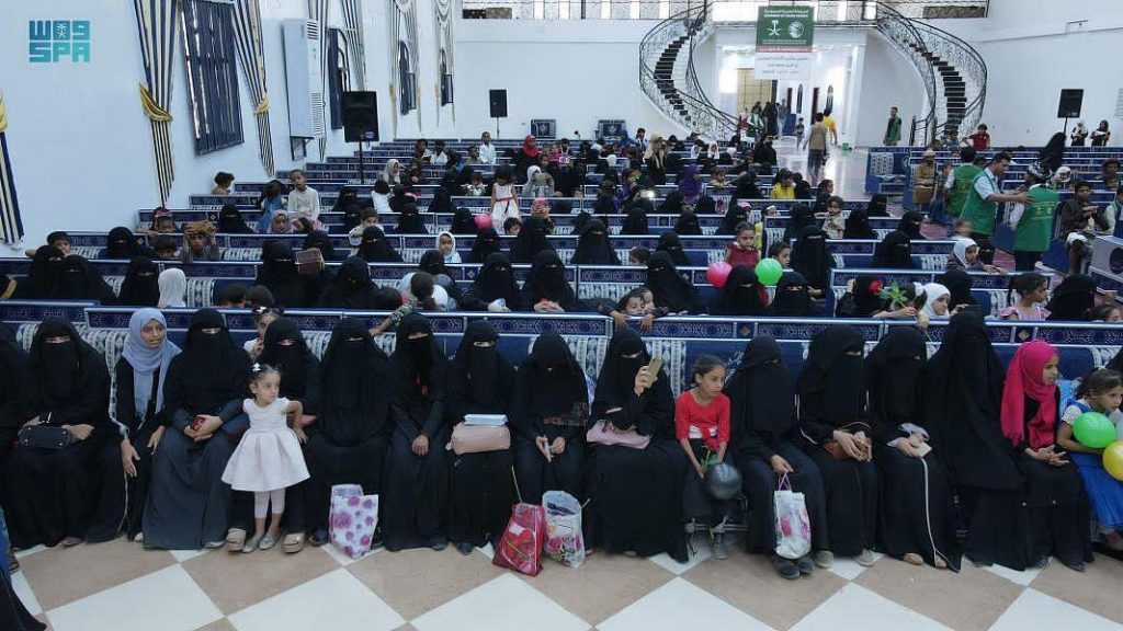 مركز الملك سلمان للإغاثة يكرم 400 امرأة يمنية معيلة بمحافظة مأرب
