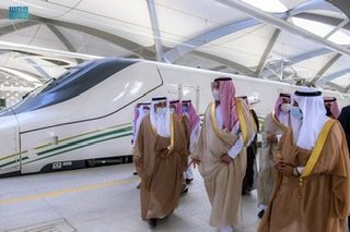 سمو أمير المدينة المنورة يشهد استئناف رحلات قطار الحرمين .. ويؤكد أهمية الإلتزام بالإجراءات الإحترازية والوقائية