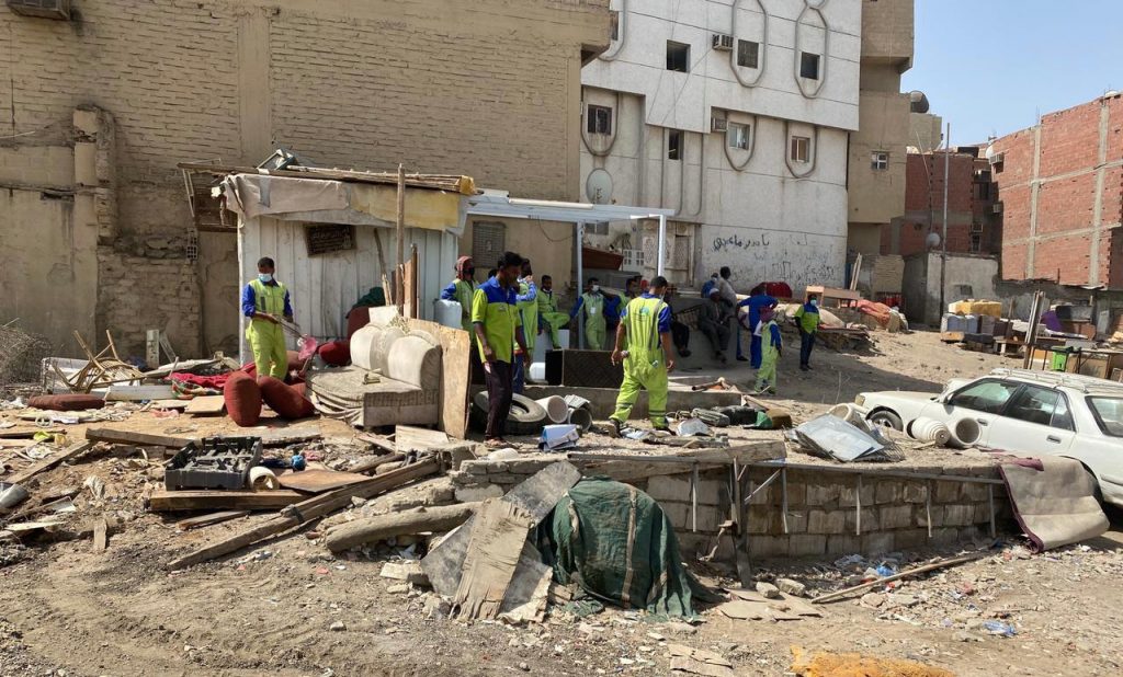 مصادرة وإتلاف 15 طناً من الخردوات والأدوات المنزلية بالمسفلة