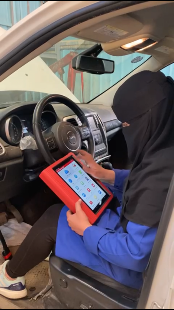 ريم الحسن : فخورة كوني  أول كهربائية سيارات