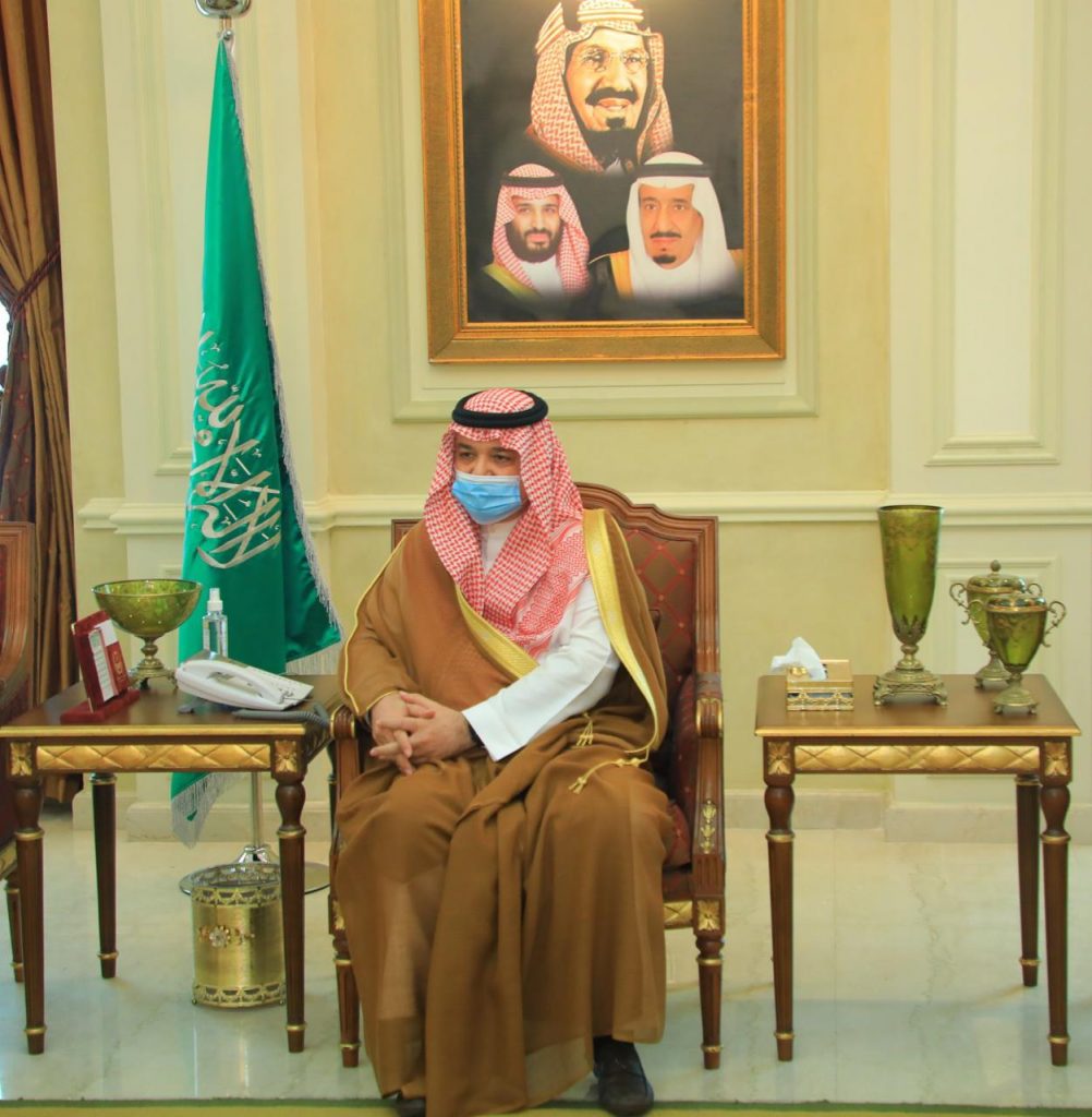 الأمير ⁧‫مشعل بن ماجد‬⁩ يلتقي ويكرم رؤساء مراكز الأحياء المتميزة بمحافظة جدة