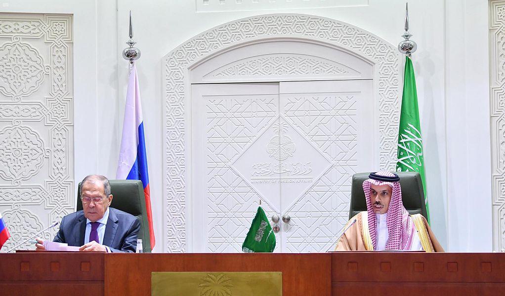 سمو وزير الخارجية: التنسيق والتشاور والتعاون بين المملكة وروسيا قائم بأعلى مستوياته  عصف الاخبارية-غدي العاقل  عقد صاحب السمو الأمير فيصل بن فرحان بن عبدالله وزير الخارجية، اليوم في مقر الوزارة بالرياض، مؤتمراً صحافياً مع نظيره معالي وزير خارجية روسيا الاتحادية سيرجي لافروف. ورحب سموه بوزير الخارجية الروسي والوفد المُرافق له في المملكة، مشيراً إلى أن هذه السنة الـ 95 منذ اعتراف روسيا بالمملكة والسنة 30 لإعادة العلاقات الدبلوماسية بين البلدين، مؤكداً تطلع الحكومتينِ للاستفادة من العلاقة لتنسيقِ المواقف وخدمة مصالح البلدين المشتركة. وثمن سموه جهود معالي وزير الخارجية الروسي في تعزيزِ العلاقاتِ الثنائية بين البلدين الصديقين في شتى المجالات السياسية والاقتصادية والثقافية وغيرها، والنابعة من حرص القيادات الحكيمة في البلدين للمضي بهذه العلاقات إلى آفاقٍ أرحب بما يخدم المصالح المشتركة وينمي مجالات التعاون بين البلدين الصديقين. وأوضح سموه أنه عقد اجتماعًا مثمرًا مع نظيره الروسي، ناقش فيه الجانبان عددًا من الموضوعات ذات الاهتمام المشترك وفي مقدمتها تعزيز التعاون والتنسيق والشراكة بين البلدين، والحرص على تحقيق المصالح المشتركة بما يعزز الأمن والاستقرار الإقليمي والدولي. وقال سموه:” من أهم هذه المجالات التعاون بين البلدين تحت مظلة أوبك+ الذي أسهم في استقرار أسواق الطاقة خلال الفترة الماضية العصيبة في عام 2020م التي تأثرت بتبعات جائحة كورونا، حيث أسهمت نتائج هذا التعاون في حماية منظومة الاقتصاد العالمي”. وأضاف سموه “: ناقشنا مستجدات القضايا الإقليمية والدولية، ونجدد التزامنا المشترك بمكافحة التطرف والإرهاب وحماية المدنيين والأعيان المدنية وذلك وفقًا للقانون الدولي والإنساني وقواعده العُرفية”. وأكد سمو وزير الخارجية أن محاولات الاستهداف الفاشلة لميناء رأس تنورة ومرافق شركة أرامكو بالظهران، لا تستهدف أمن المملكة ومقدراتها الاقتصادية فحسب، وإنما تستهدف عصب الاقتصاد العالمي وإمداداته البترولية، وكذلك أمن الطاقة العالمي، مشيراً إلى أن المملكة ستتخذ الإجراءات اللازمة والرادعة لحماية مقدراتها ومكتسباتها الوطنية بما يحفظ أمن الطاقة العالمي ويوقف مثل هذه الاعتداءات الإرهابية لضمان استقرار إمدادات الطاقة وأمن الصادرات البترولية وضمان حركة الملاحة البحرية والتجارة العالمية. وجدد سموه دعم المملكة للوصول إلى حل سياسي للأزمة في اليمن، عاداً تنفيذ اتفاق الرياض وتشكيل الحكومة اليمنية الجديدة خطوة مهمة في فتح الطريق أمام حل سياسي متكامل للأزمة، مؤكداً دعم المملكة لجهود المبعوث الأممي للوصول إلى وقف شامل لإطلاق النار والبدء بعملية سياسية شاملة. وقال سموه:” إن المملكة تؤيد الجهود الدولية الرامية إلى ضمان عدم تطوير إيران للأسلحة النووية والصواريخ الباليستية، وذلك لجعل منطقة الخليج خالية من كافة أسلحة الدمار الشامل، ولاحترام استقلال وسيادة الدول وعدم التدخل في شؤونها الداخلية، متطلعاً لمتابعة الحوار والتشاور مع الأصدقاء في روسيا حيال الأمن في المنطقة. وأضاف سموه:” أن المملكة تؤكد أهمية استمرار دعم الجهود الرامية لحل الأزمة السورية، بما يكفل أمن الشعب السوري الشقيق ويحميه من المنظمات الإرهابية والميليشيات الطائفية التي تعطل الوصول إلى حلول حقيقية تخدم الشعب السوري الشقيق، مثمناً التحالف الاستراتيجي مع روسيا الاتحادية، مؤكداً في الوقت ذاته أن التنسيق والتشاور والتعاون قائم بأعلى مستوياته بين البلدين الصديقين. من جانبه أكد وزير الخارجية الروسي أن الاجتماع تضمن محادثات مفصلة ومفيدة، مشيراً إلى أن العلاقات بين البلدين ذات طابع ودي ومتعدد الأوجه. وقال:” لدينا تاريخ غني، وقد رحبنا بالدور التنسيقي المهم للجنة الحكومية الروسية السعودية المشتركة للتعاون التجاري والاقتصادي والعلمي، ولدينا وجهة نظر مشتركة من التعاون في مجال مكافحة انتشار عدوى فيروس كورونا المستجد بما في ذلك دراسة تنظيم المرحلة الثالثة من التجارب السريرية للقاح الروسي في المملكة وتوطين إنتاجه هنا”. وأضاف:” لدينا وجهات نظر مشتركة على ضرورة تعزيز التعاون في سوق الهيدروكربونات العالمي، إضافة إلى وجود إمكانات كبيرة لتنفيذ مشاريع واعدة في مجالات مثل استكشاف الفضاء والطاقة النووية”. وأوضح أن بلاده مهتمة بوحدة سوريا وسلامة أراضيها وحق السوريين في تقرير مستقبلهم بشكل مستقل على نحو منصوص عليه في قرار مجلس الأمن الدولي رقم 2254 ونتائج مؤتمر الحوار الوطني السوري، وقال:” أطلعنا المملكة العربية السعودية على الجهود التي تبذلها روسيا من أجل تسوية سياسية للنزاع والحفاظ على النظام وعودة اللاجئين والنازحين فضلاً عن ترميم البنية التحتية المدمرة”. وأعرب عن القلق العميق إزاء ما يحدث في اليمن، حيث يحتاج أكثر من ثلث السكان إلى مساعدة عاجلة نتيجة النزاع المسلح الدموي الذي استمر قرابة 6 سنوات، مؤكداً الإجماع على ضرورة عودة الجميع للمفاوضات وإنهاء الأزمة. وفي الشأن الليبي أكد دعم بلاده لجهود الوساطة الدولية برعاية الأمم المتحدة لحل الأزمة في ليبيا بشكل عاجل وتشكيل هيئة ليبية دائمة للسلطات، معرباً عن أمله في أن تتمكن القيادة الانتقالية للبلاد من الانخراط الفوري في العمل وفي وقت قصير لتوحيد هياكل الدولة والمؤسسات المالية والاقتصادية. كما عبر عن استعداد بلاده لحل القضية الفلسطينية في إطار التعاون مع جامعة الدول العربية وجميع الجهات المعنية. ثم أجاب سمو وزير الخارجية ونظيره الروسي على أسئلة الصحفيين، حيث أكد سموه حرص المملكة وروسيا على سعر عادل للبترول، وعادل للمستهلكين والمنتجين، وهذا ما تقوم عليه آلية ( أوبك بلس) وهناك تنسيق جيد في هذا الإطار ومستمرون في العمل اللازم لدعم ما هو في مصلحة الاقتصاد العالمي. وفيما يخص الهجوم على المنشآت النفطية، قال سموه :” شهدنا تنديداً واسعاً لهذا الهجوم وموقف قوي من المجتمع الدولي يوازي خطورة هذا الهجوم، وكما ذكرت في افتتاحية اليوم الهجوم ليس على المملكة فحسب بل على منظومة الاقتصاد العالمي، وبالتأكيد مثل هذه الهجمات تتطلب وقفة من المجتمع الدولي في مواجهة مسببيها، ولابد أن تتضافر الجهود أولا للوصول إلى وقف إطلاق النار في اليمن، وأهمها وقف استمرار تزويد إيران للحوثيين بالأسلحة المتطورة بما فيها الصواريخ الباليستية والطائرات بدون طيار المفخخة التي تستخدم في مثل هذه الهجمات، لذلك ضروري أن يكون للمجتمع الدولي وقفة حازمة تجاه استمرار تدفق مثل هذه الأسلحة وهذا بالأساس انتهاك لقرارات الأمم المتحدة فيما يتعلق بوقف تصدير الأسلحة إلى اليمن، ويؤكد ما سبق أن طرحناه كان لابد من تمديد حظر السلاح على إيران لأنها تستخدم ما تورده للميليشيات المختلفة في المنطقة لتحقيق أهدافها لإذكاء الصراعات وعدم الاستقرار، لذلك بالفعل يحتاج المجتمع الدولي أن يقف بقوة في وجه استمرار تدفق هذه القدرات للميليشيات في منطقتنا لأن هذا هو السبيل للاستقرار ومنع مثل هذه الأحداث. وعن وقف العمليات في اليمن أضاف سموه :” التحالف والمملكة العربية السعودية أوقفت عملياتها في اليمن منذ ما يزيد عن سنة بمبادرة من التحالف، أوقفت إطلاق النار من جانب واحد والعمليات القتالية الآن تقتصر على العمليات الدفاعية للدفاع عن الخطوط الأمامية والتصدي لمصادر التهديد من الصواريخ الباليستية والطائرات دون طيار، ولن تتردد المملكة بتاتا في حماية أمنها وحماية مواطنيها وستستمر في التصدي لهذه التحديات بكل فاعلية وبكل حزم وقوة مع ذلك تبقى أولويتنا الوصول لوقف شامل لإطلاق النار والتأخير في هذا الجانب يقع بكامله على الميليشيا الحوثية التي تمتنع حتى الآن عن التوافق على وقف إطلاق النار الذي يسعى لتحقيقه المبعوث الأممي، وفي هذا الإطار نعتقد أنه على المجتمع الدولي مسؤولية كبير لمضاعفة الضغط على هذه الميليشيا لتنخرط في هذا المسار في وقف إطلاق نار شامل ومن ثم في مسار سياسي لأن هذا هو ما سينتج عنه وقف جميع أشكال الاقتتال في اليمن، وسوف ينقل اليمن – بحول الله – إلى مرحلة جديدة من الاستقرار والأمان”. وفي الشأن السوري أوضح سمو الأمير فيصل بن فرحان بن عبدالله أن التسوية السورية تتطلب أن يكون الحل سياسياً من وجهة نظر المملكة وهو ما تحتاجه الأزمة السياسية، مشيراً إلى أن هذا يرجع بالأساس إلى الأطراف لهذه القضية، ويتطلب أن يقوم النظام السوري والمعارضة بالتوافق على حل سياسي. وقال سموه :” نتمنى أن تظفر الجهود القائمة، إلى حلول في هذا الاتجاه، وهذا البلد يستحق أن يعود إلى حضنه العربي، وأن يحظى بالاستقرار والسلام والأمن، وسوف ندعم أي جهود تخدم هذا التوجه”. وأضاف :” المملكة منذ بداية الأزمة تدعو إلى إيجاد حل لها، وحريصة على التنسيق مع جميع الأطراف بما فيهم الأصدقاء الروس فيما يتعلق بإيجاد سبيل لإيقاف النزيف الحاصل في بلد شقيق علينا ومهم لنا وهو “سوريا” ومتفقون مع أصدقاءنا الروس على أهمية إيجاد مسار سياسي يضفي إلى تسوية واستقرار الوضع في سوريا لأن لا يوجد حل للأزمة السورية إلا من خلال المسار السياسي”. من جهته قال الوزير الروسي حول سؤال عن أسعار النفط :” نحن نهدف إلى تعزيز تعاوننا في سوق الطاقة الكربونية، ولا نرى في المرحلة الحالية أي أحداث أو فعاليات تعيق تعاوننا تجاه ضمان أو ثبات الأسعار في سوق النفط، ربما هذا الأمر يحدث من المنتجين الآخرين غير الداخلين في الأوبك، وربما هناك اتجاه، ولاحظنا هذا الأمر وسيظهر نفسه في المستقبل، وننسق إجراءاتنا وتحركاتنا بما ينعكس على مستوى التوازن وسنسعى دائماً أن لا يتأذى السوق الدولي”. وعن الموقف الروسي من الهجوم الأخير على ميناء رأس تنورة، قال :” في بداية اجتماعنا اليوم عبرت عن الموقف الروسي لهذا الحدث غير الجيد بما في ذلك الصراع في اليمن وأي صراع آخر أو خلاف في أي منطقة أخرى بما في ذلك الهجمات التي تتعرض لها البنية التحتية السكنية في مختلف المناطق، ونحن نتمسك بهذا الموقف منذ البداية، بالإضافة إلى دعمنا لتقيد جميع الأطراف بالاتفاقيات، ووقف مثل هذه الهجمات العدائية، وبيننا وبين المبعوث الخاص نفس الموقف تقريباً نتمسك به “.