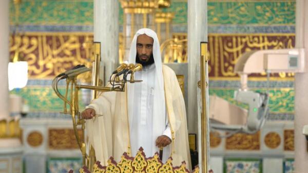 فضيلة الشيخ بن طالب في خطبة الجمعة: المسلم من سلم المسلمون من لسانه ويده والمؤمن من أمنه الناس على دمائهم وأموالهم والمجاهد من جاهد نفسة في طاعة الله والمهاجر من هجر الخطايا والذنوب .