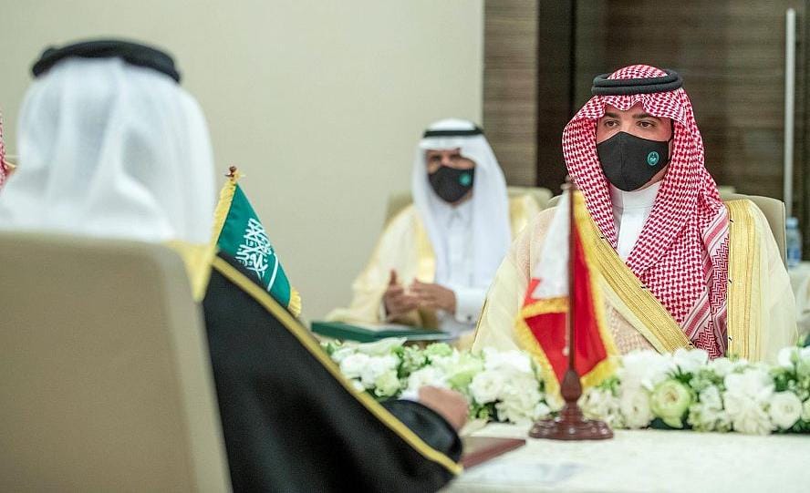 سمو الأمير عبدالعزيز بن سعود ووزير الداخلية البحريني يرأسان الاجتماع الأول للجنة التنسيق الأمني والعسكري
