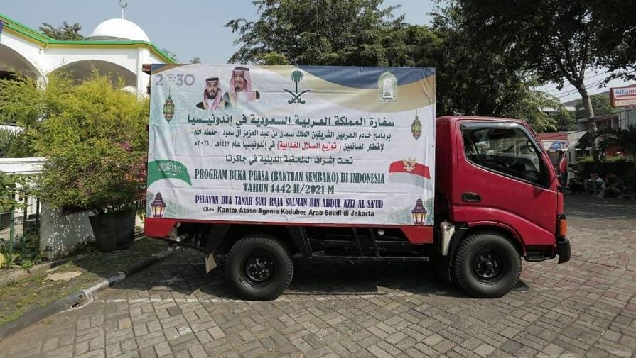 الشؤون الإسلامية توزع 1750 سلة غذائية رمضانية من برنامج خادم الحرمين لتفطير الصائمين في إندونيسيا