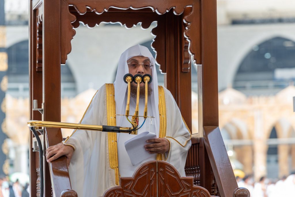 إمام وخطيب المسجد الحرام أسامة خياط : أقبلوا على مأدبة القرآن في شهر القرآن