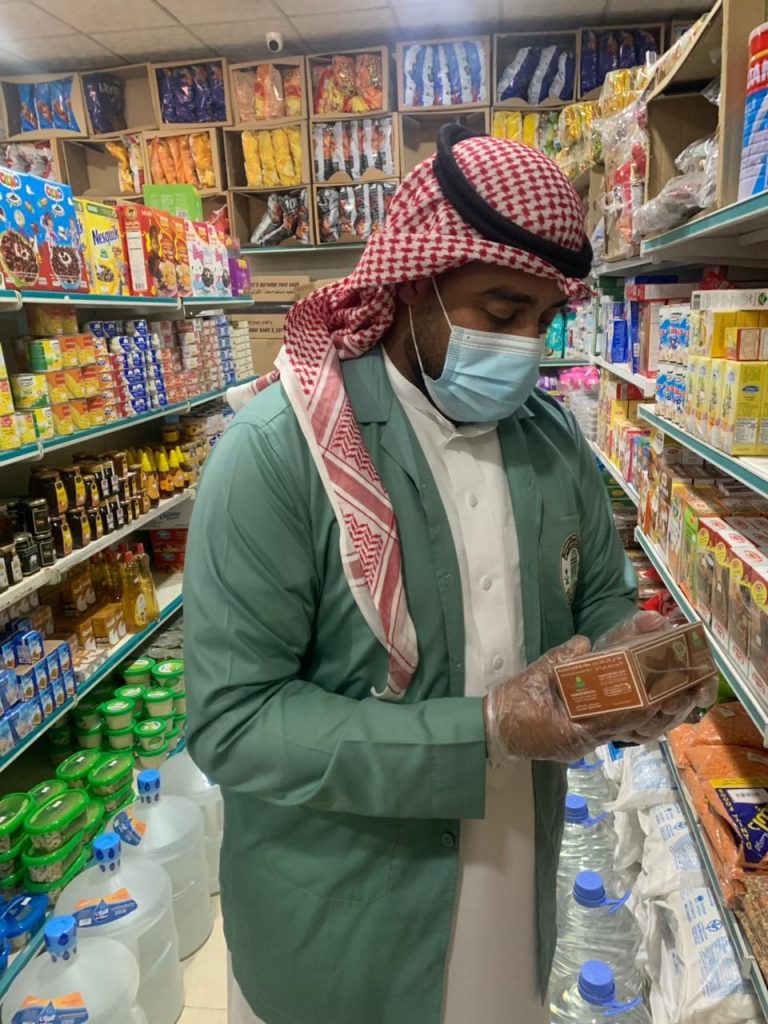 رصد 6 مخالفات إحترازية خلال أسبوع في الجولات الرقابية على الأسواق والمراكز التجارية في رفحاء