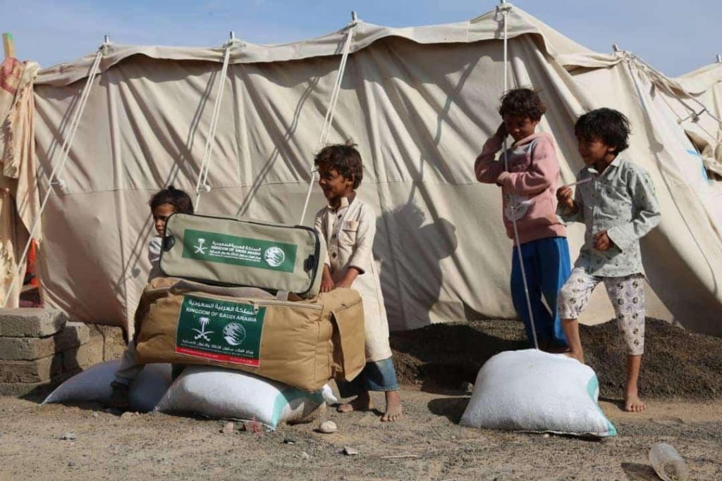 مركز الملك سلمان للإغاثة يقدم مساعدات إيوائية عاجلة لمتضرري حريق حي السيسبان بعدن