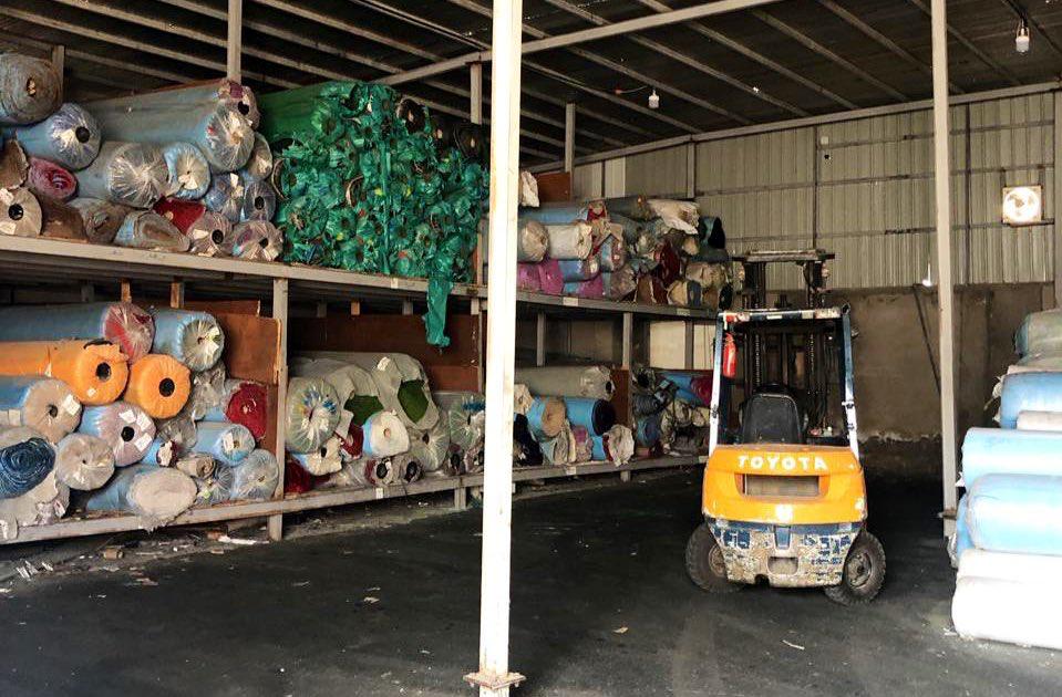 بلدية العمرة بمكة تغلق مستودعاً للسجاد وتصادر 200كجم من الخضروات والفواكه