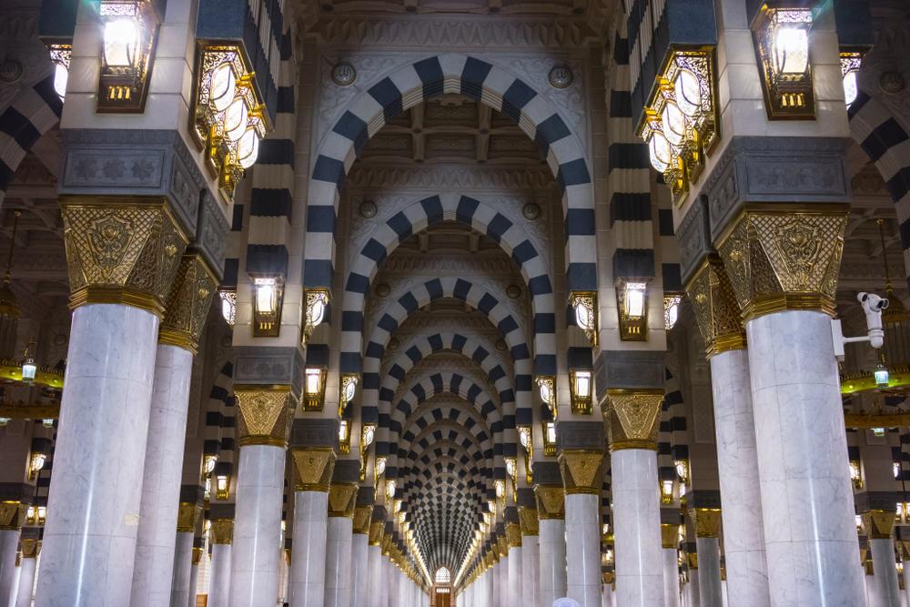 118 ألف وحدة إنارة تشعّ أضوائها في أرجاء المسجد النبوي ومناراته وساحاته