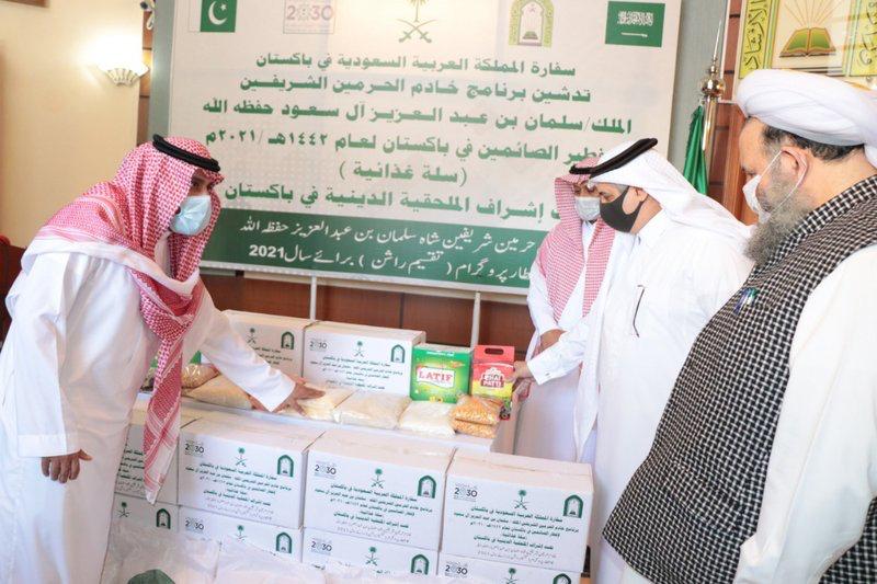 الشؤون الإسلامية تدشن برنامج خادم الحرمين الشريفين لتفطير الصائمين في باكستان