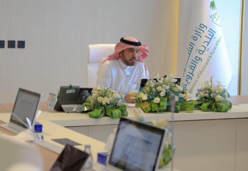 الوزير الحقيل يوجه بتكثيف أعمال الرقابة الميدانية على الأسواق والمولات والمنشآت الغذائية
