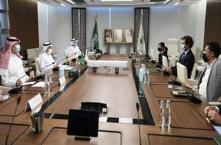 المشرف على مركز الملك سلمان للإغاثة يلتقي بوفد مركز الحوار الإنساني