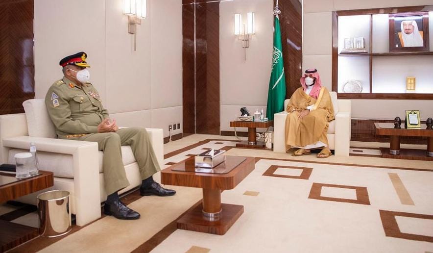 سمو ولي العهد يلتقي قائد الجيش الباكستاني