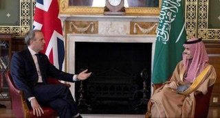 سمو وزير الخارجية يلتقي وزير خارجية بريطانيا