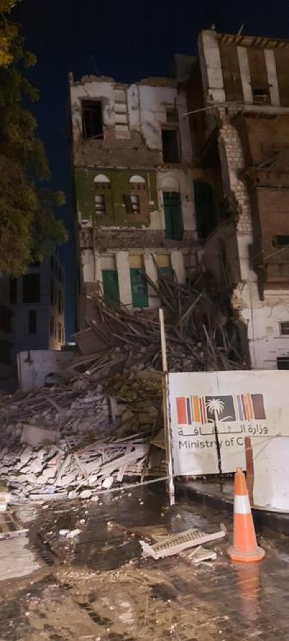 برنامج تطوير جدة التاريخية : “بيت ذاكر” الذي تعرض جزء منه للانهيار يقع في قائمة المباني الآيلة للسقوط وباشرت فرق الدفاع المدني أعمالها في الموقع ووضعت الاحترازات اللازمة