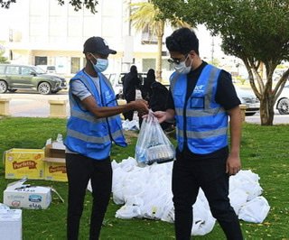 لجنة المسؤولية الاجتماعية بغرفة تبوك تواصل توزيع وجبات إفطار للصائمين