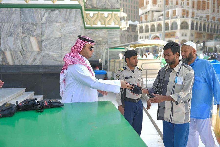 خدمات متميزة لقاصدي بيت الله الحرام ضمن حملة “خدمة معتمرينا شرف لمنسوبينا 5”