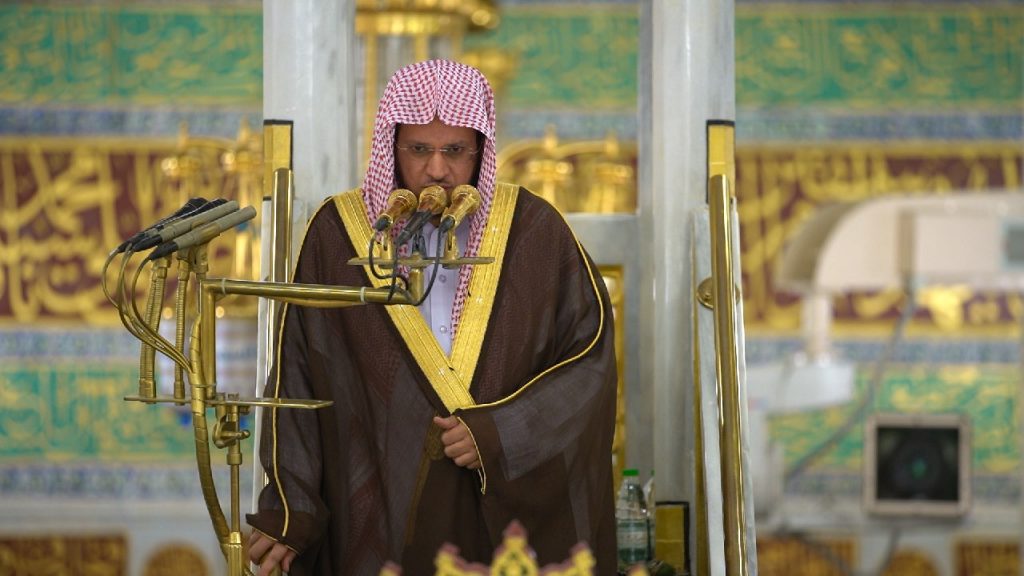 الشيخ القاسم في خطبة الجمعة : من ذاق حلاوة العبادة في رمضان وامتلأ صدره بالخشوع لله ، حريٌّ به أن يستعيذ بالله من الحور بعد الكور