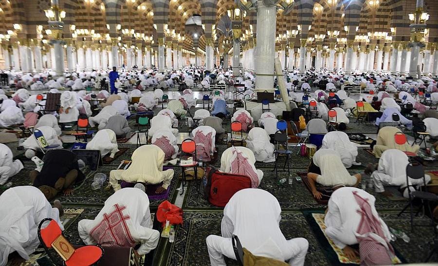رئاسة الحرمين تولي كل عنايتها واهتمامها بقاصدي المسجد النبوي في أول ليالي العشر الأواخر من رمضان