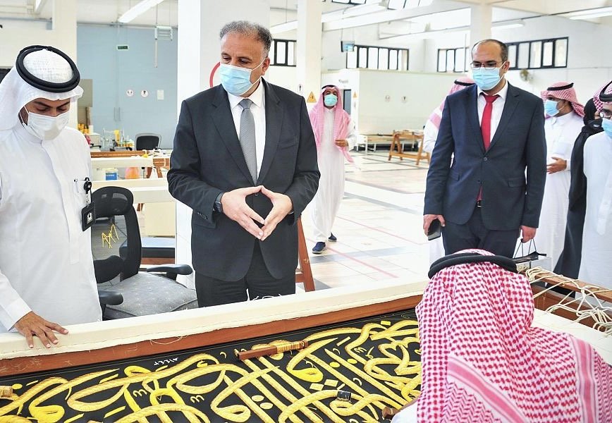 الوزير المشرف العام على الإعلام الرسمي الفلسطيني يزور مجمع الملك عبدالعزيز لكسوة الكعبة المشرفة