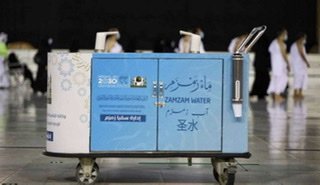 (٢٠٠) ألف عبوة ماء زمزم و(٣٧٥٠٠) لتر لسقيا المعتمرين والمصلين ليلة (27) من رمضان