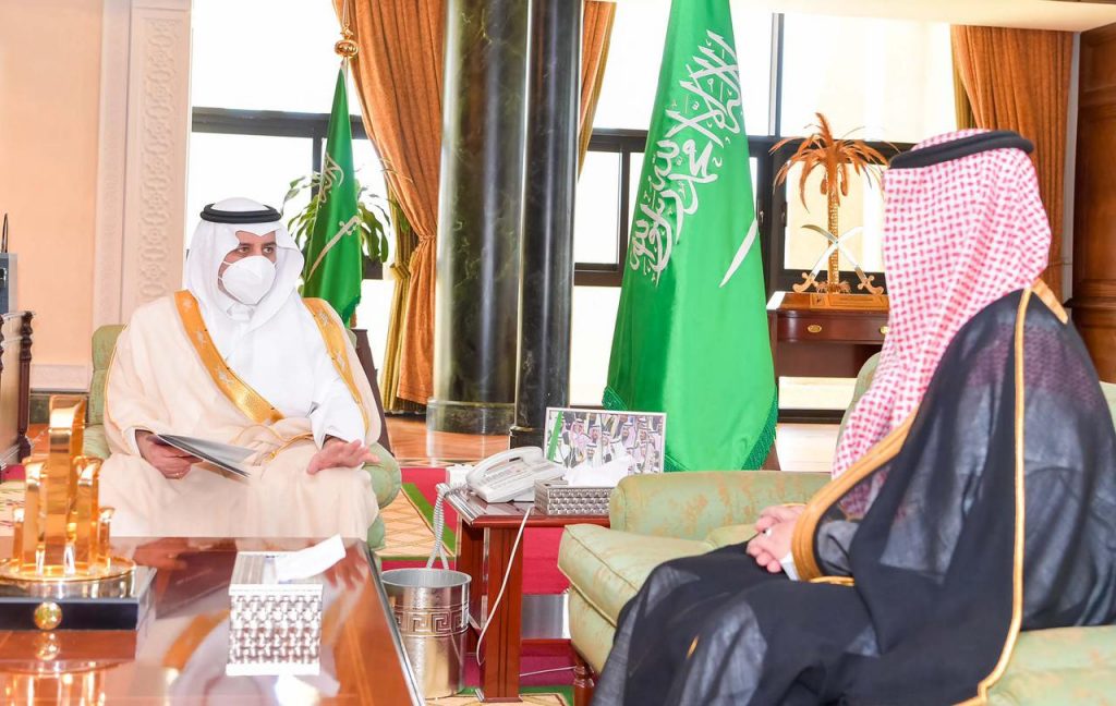 بارك سموه حصولهم على المركز الأول في الخدمات المقدمة لمرتادي المطارات بالمملكة .. أمير تبوك يستقبل مدير مطار الأمير سلطان بن عبدالعزيز