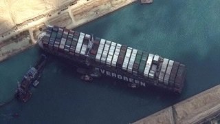 استمرار التحفظ على السفينة البنمية الجانحة بقناة السويس بعد قرار رفض الاستئناف
