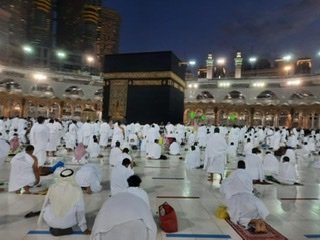 جموع المصلين تشهد ختم القرآن بالمسجد الحرام