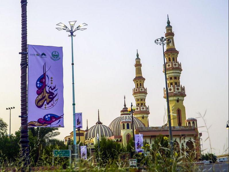 أمانة الحدود الشمالية تزين الشوارع والميادين ابتهاجاً بعيد الفطر المبارك