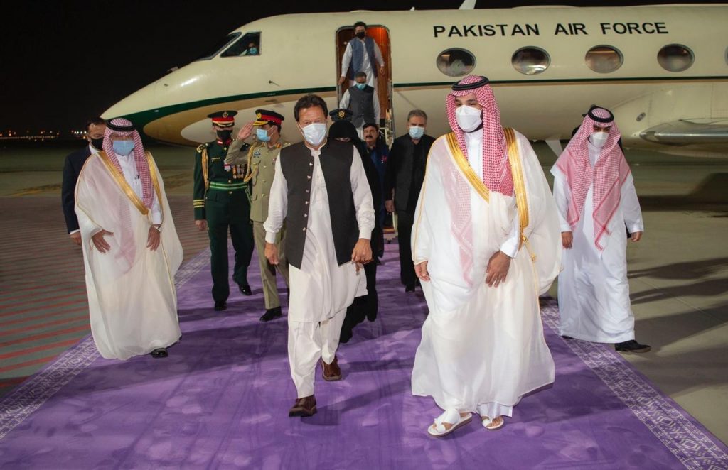 سمو ولي العهد في مقدمة مستقبلي دولة رئيس وزراء باكستان لدى وصوله المملكة