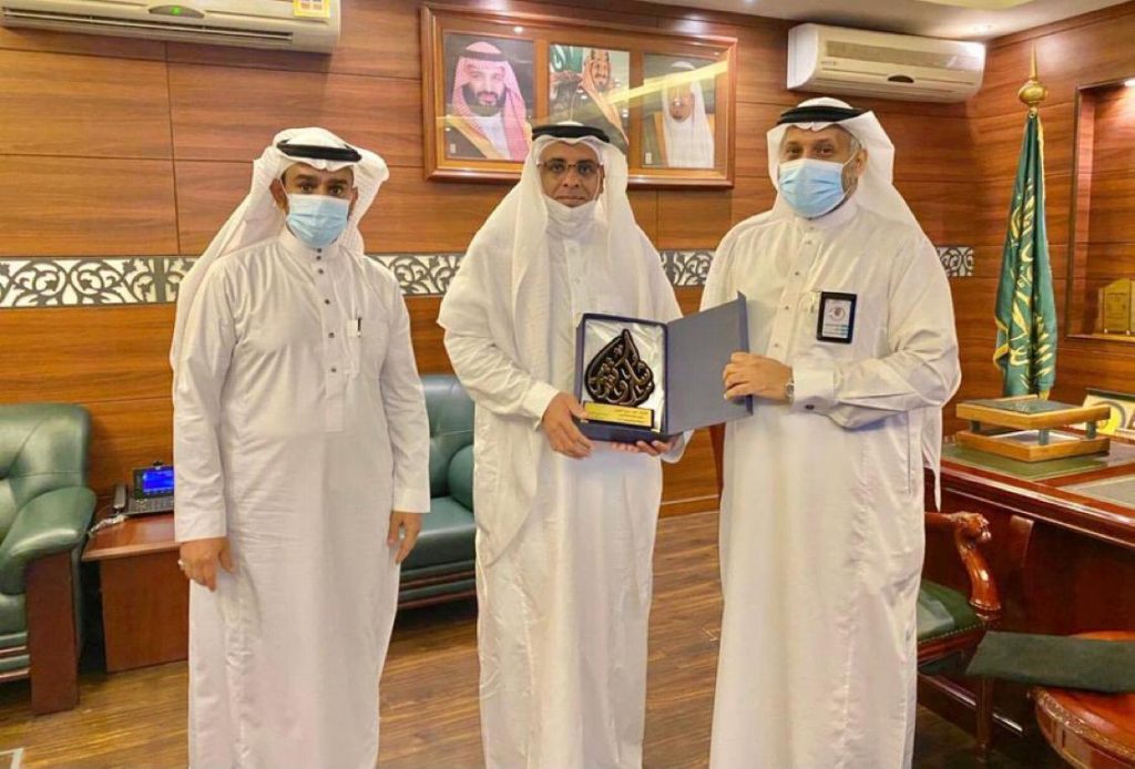 تعليم جدة يكرم المشرف التربوي خالد الجفري