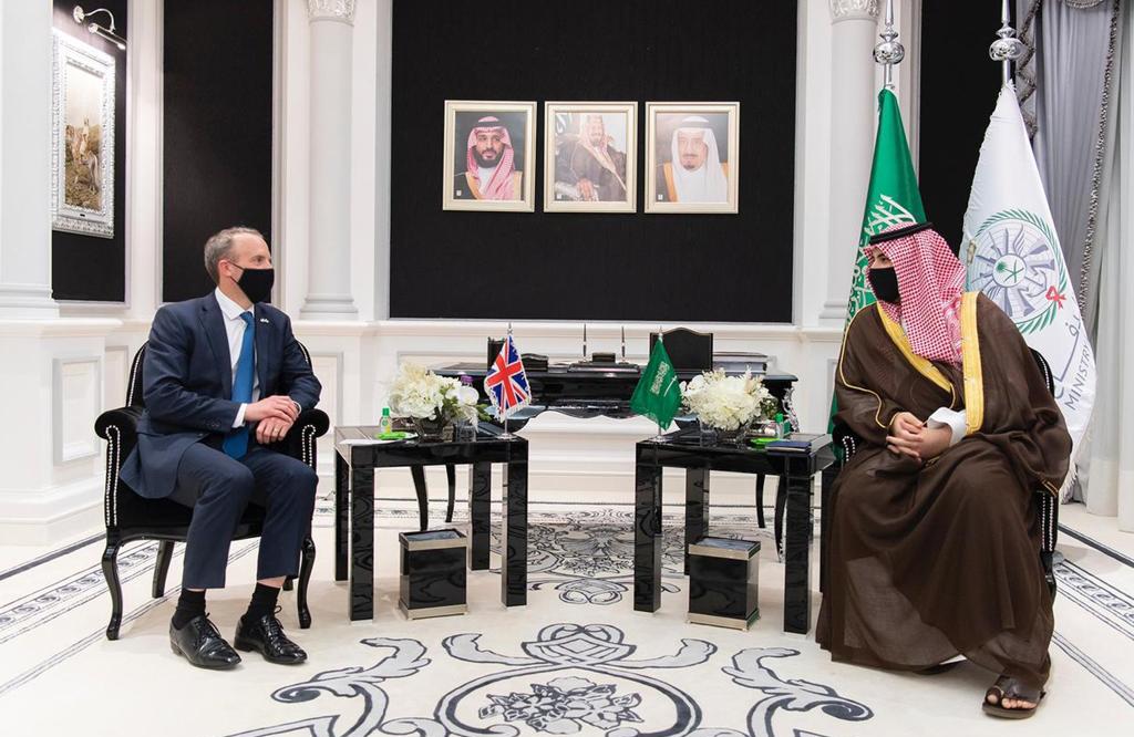 سمو نائب وزير الدفاع يلتقي بوزير خارجية بريطانيا لبحث العلاقات الثنائية وسبل تعزيز الجوانب الدفاعية