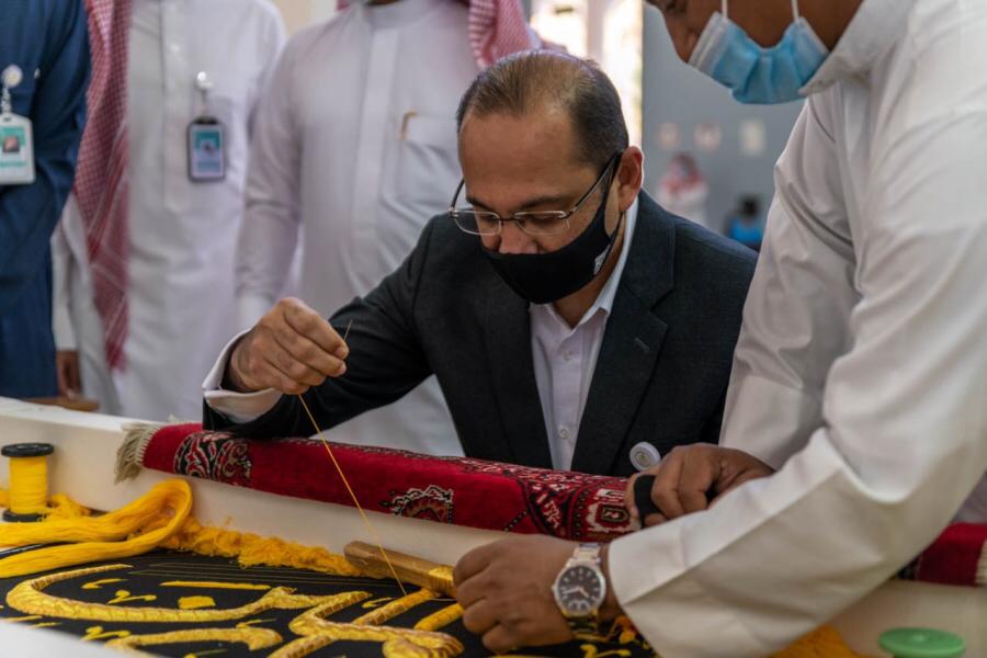 المالكي يتفقد الثوب الجديد للكعبة المشرفة لهذا العام