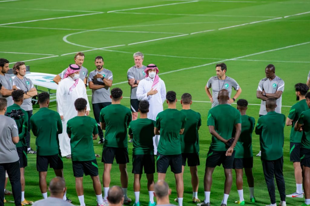 سمو وزير الرياضة يزور معسكر الأخضر ويلتقي باللاعبين