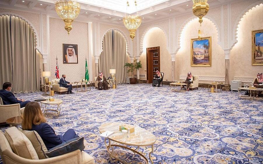 سمو ولي العهد يلتقي وزير الخارجية البريطاني