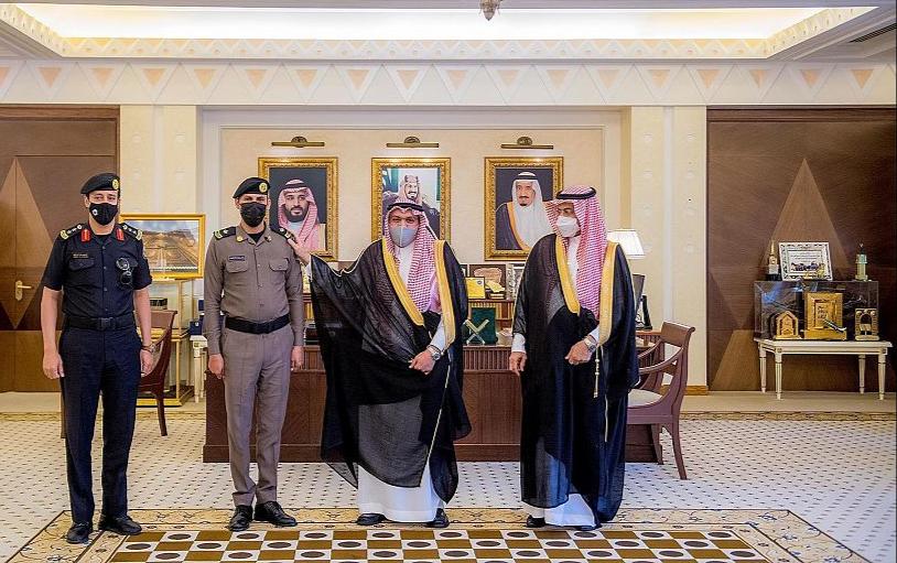 سمو أمير القصيم يقلّد أحد منسوبي العمليات المشتركة بالإمارة رتبته الجديدة